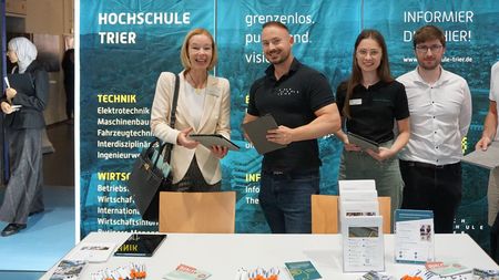 Hochschule Trier präsentiert und vernetzt sich beim Zukunftstreffer in der SWT Arena