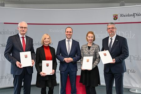 Gruppenbild - Promotionsrecht offiziell verliehen