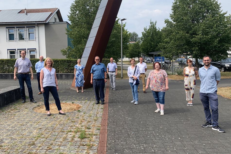 u.a. vordere Reihe von links: Prof. Stefan Naumann vom Umwelt-Campus, MdB Tabea Rößner, Landtagskandidat Hans-Joachim Billert und dahinter Hochschul-Vizepräsident Prof. Diemer