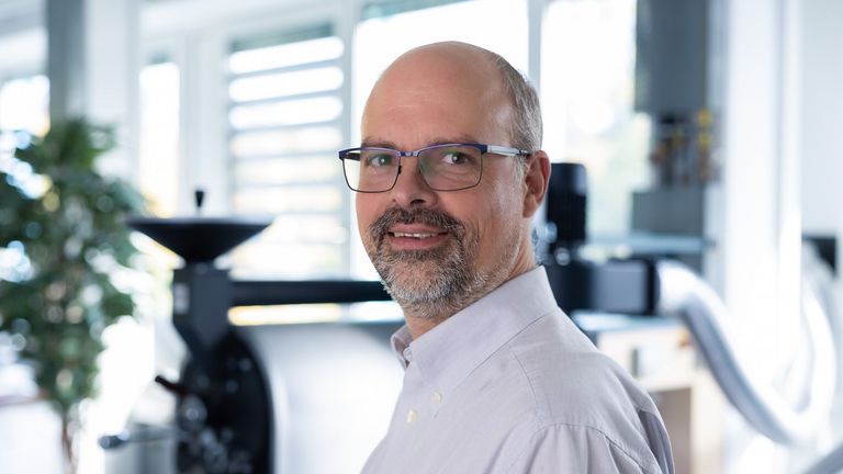 Portraitbild vor dem Kaffeeröster von Marc Regier, Professor in der Fachrichtung Lebensmitteltechnik