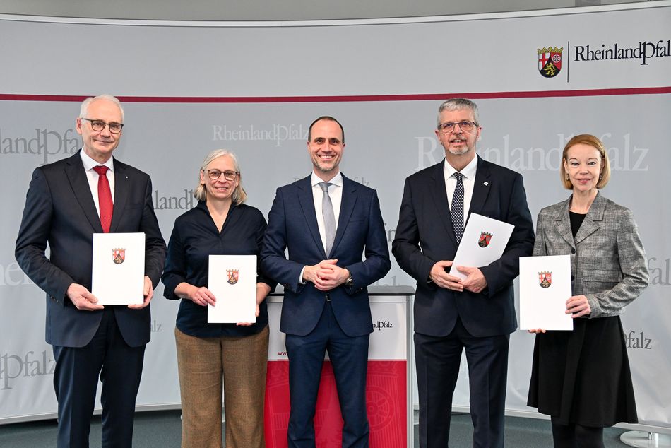 Namen v.l.n.r.: Prof. Dr. Karl Stoffel (HS Koblenz), Prof. Dr. Antje Krause (TH Bingen), Clemens Hoch, Prof. Dr. Hans-Joachim Schmidt (HS Kaiserslautern), Prof. Dr. Dorit Schumann (HS Trier) / ©MWG/Kristina Schäfer