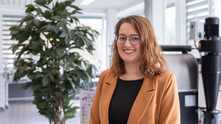 Portraitbild vor dem Kaffeeröster von Katja Schmitz, Doktorandin in der Fachrichtung Lebensmitteltechnik