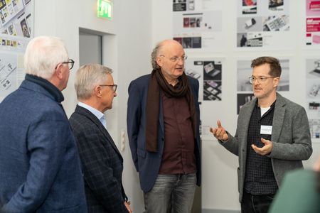 Prof. Ledwig (Kommunikationsdesign) erklärt den Teilnehmern etwas zu Augmented Reality.