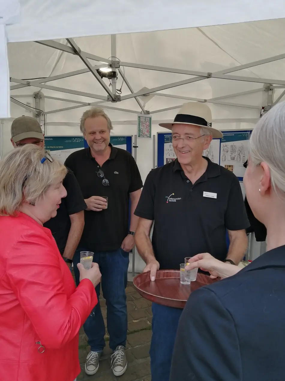 Verkostung des alkoholfreien Gin-Tonics, Kanzlerin der Hochschule