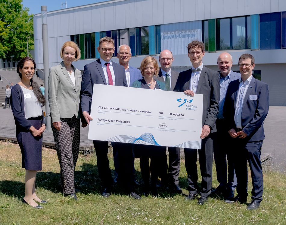 Gruppenfoto mit Scheckübergabe