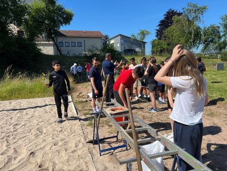 Schüler*innen beim Befüllen von Sandsäcken