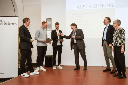 Preis an Timo Löw (2.v.l) und Dominik Marx (3.v.l.) Bild: Angelika Walz