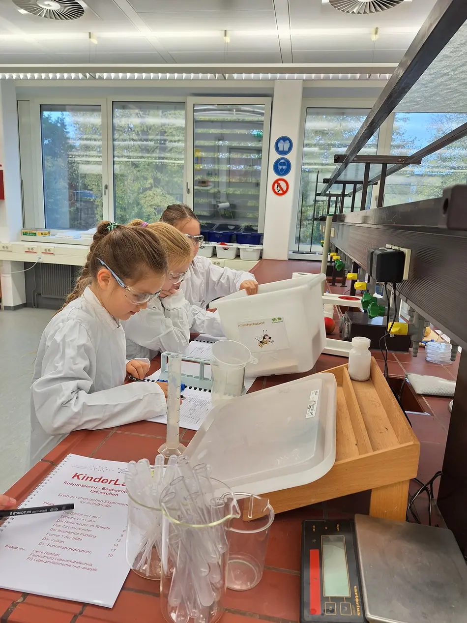 Kinder im Kinderlabor der Lebensmitteltechnik Hochschule Trier