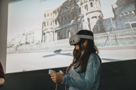 Schülerin erkundet ihr 3D-Modell mit einer VR-Brille – mitten im eigenen Bauprojekt.