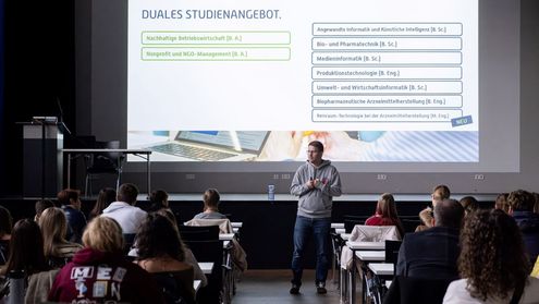 Begrüßung durch den Initiator des Hochschulpraktikums Prof. Dr. Stephan Didas