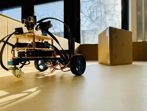 Abbildung 1: Modifizierter iPad-Roboter mit zwei Ultraschallsensoren, Encodermotoren und Bluetooth-Modul. Modifizierter iPad-Roboter mit zwei Ultraschallsensoren, Encodermotoren und Bluetooth-Modul.