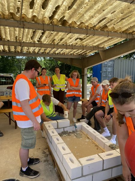 Studierende in Aktion: Mauern von 2DF-Mauersteinen
