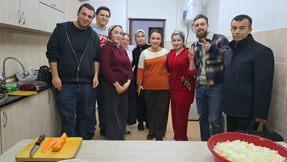 Professor, Mitarbeitende und Studierende der Fachrichtung Lebensmitteltechnik der Hochschule Trier an der Agrar-Univerität in Taskent, gemeinsames Kochen der Studierenden