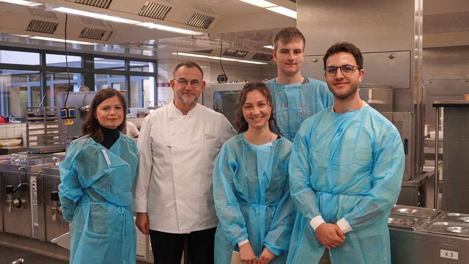 Studierende der Hochschule Trier und Professorin Christina Heidt in der Großküche des Mutterhaus in Trier