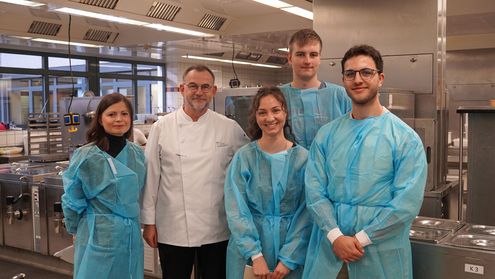 Studierende der Hochschule Trier und Professorin Christina Heidt in der Großküche des Mutterhaus in Trier