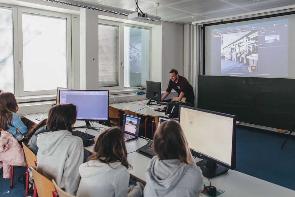 Volle Konzentration beim Workshop: Der Einstieg in die Bauplanung beginnt am Rechner.
