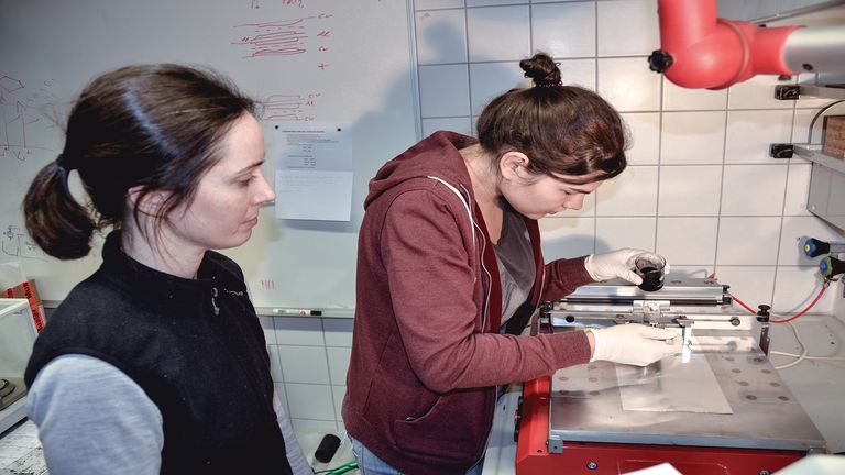Titelbild: Personen im Labor, Probenvorbereitung: Reinigung