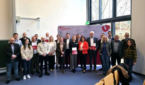 Wirtschaftsministerin Daniela Schmitt (8. v. r.) mit den vier Forschungspartnern Universität Koblenz, Hochschule Koblenz, Hochschule Trier Umwelt-Campus Birkenfeld und dem Forschungsinstitut für Glas – Keramik in Höhr-Grenzhausen.