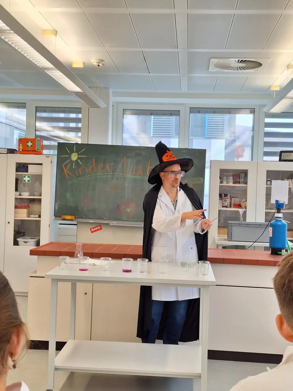Zauberer Prof. Dr. Heiko Oertling beim Kinderlabor der Lebensmitteltechnik Hochschule Trier