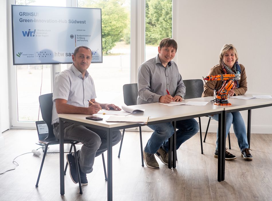 v.r.n.l. Kanzlerin der Hochschule Trier Frau Hornig, Projektleiter Herr Prof. Vette-Steinkamp und Geschäftsführer der Campus Company Herr Frick bei der Unterzeichnung des Mietvertrags für die neue Kontaktstelle.