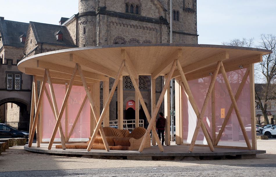 Pavillon Paulusplatz - Tag vor der Kirche