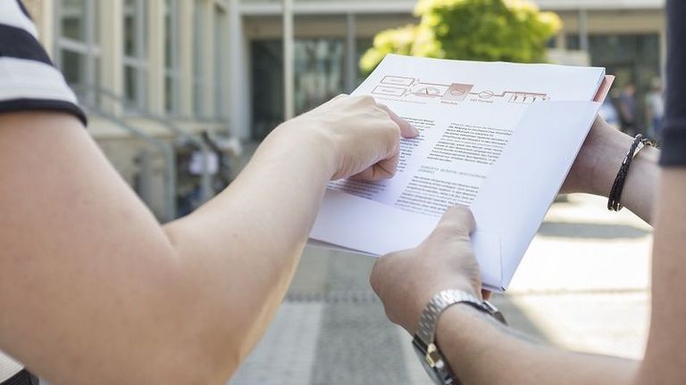 Finger zeigt auf Buch