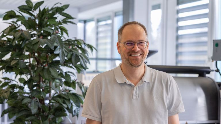 Portraitbild vor dem Kaffeeröster von Heiko Oertling, Professor in der Fachrichtung Lebensmitteltechnik