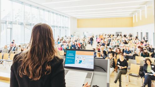 Aula der Hochshcule Trier mit Prof. Dr. Christina Heidt und Zuhörern beim Satellitensymposium der Fachrichtung Lebensmitteltechnik